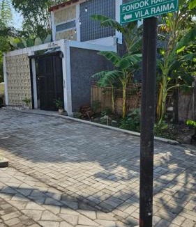 Gresik House | Cute Room at Raima SYARIAH