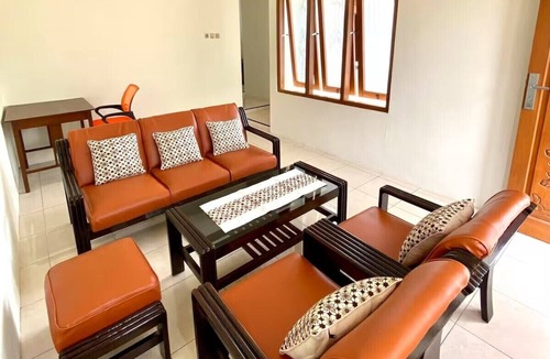 Tuban Sub-District House | Djago Doedoek. Central location and cosy stay with a beautiful garden