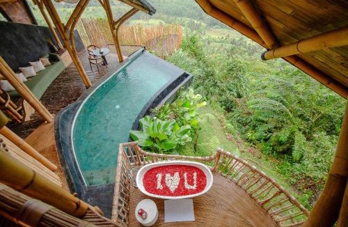 Melayang Villa | Dreamy Cliffside Bamboo Villa Heated Pool & Stunning View