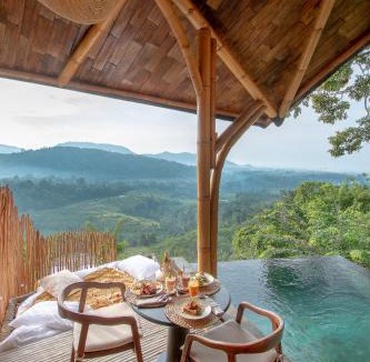 Melayang Villa | Dreamy Cliffside Bamboo Villa Heated Pool & Stunning View