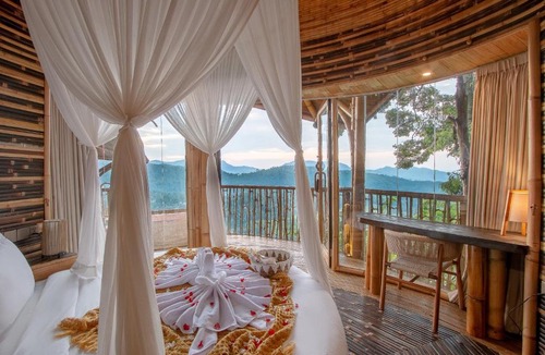 Melayang Villa | Dreamy Cliffside Bamboo Villa Heated Pool & Stunning View