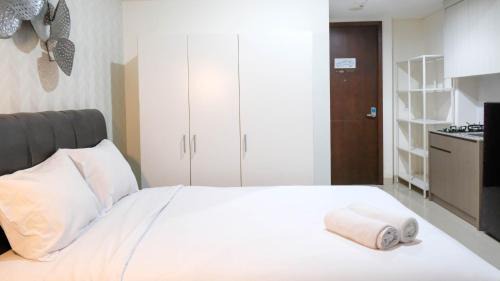 Suko Manunggal Apartment | Elegant and Best Choice Studio at Grand Sungkono Lagoon Apartment By Travelio