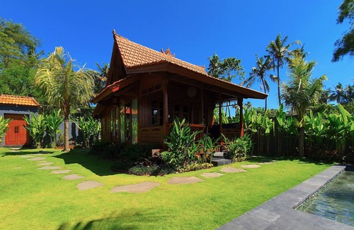 Tumbu Village House | Epic Wood House with Sauna, Pool & Mountain View!