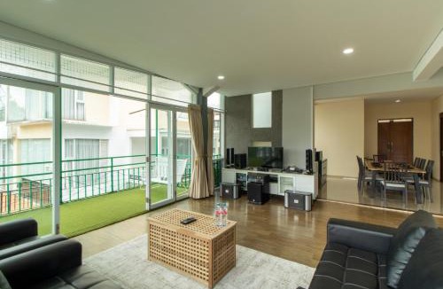 Bandung Villa | Family Only Spacious Hill View Villa - De Reiz Zakir Syariah 5BR
