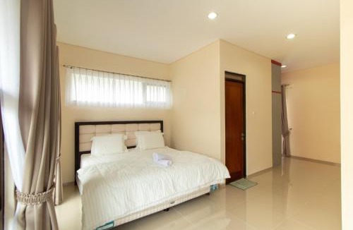 Bandung Villa | Family Only Spacious Hill View Villa - De Reiz Zakir Syariah 5BR