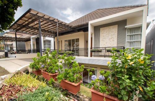 Bandung Villa | Family Only Villa with City View - De Reiz Spring Hills Syariah 4BR