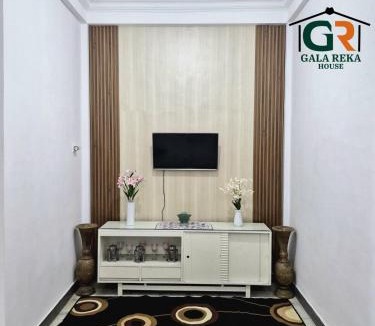 Banjarsari House | Galareka House 2 - with 4 bedrooms in Solo Center