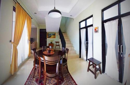 Kasihan House | Gated 3BR Residence - 10 mins from Malioboro