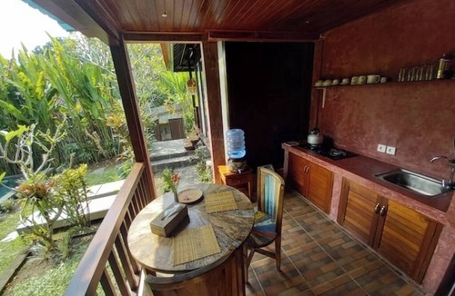 Sayan Villa | Hidden Point Villa 5 minutes to rice field walk. Wooden House with Large Pool