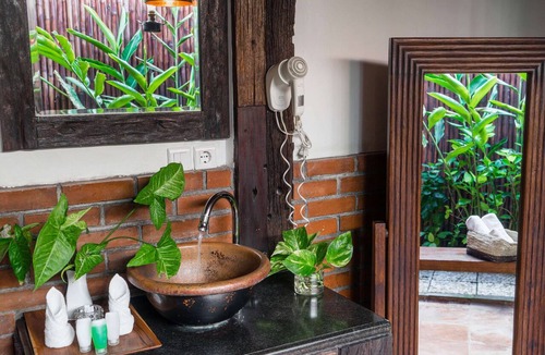 Laksmana Villa | Highly Appreciated Antique style villa near the Beach and Restaurants
