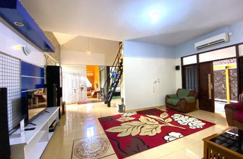 Ngaglik House | Homestay Syariah Dekat UII Kolam Renang Pribadi By Simply Homy
