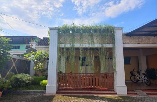 Pogung Lor House | Homestay Syariah Monjali dekat Tugu Jogja by Simply Homy