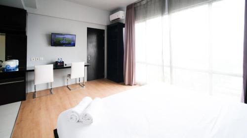 Wonokromo Apartment | Homey Studio No Kitchen at Grand Darmo Suite Apartment By Travelio