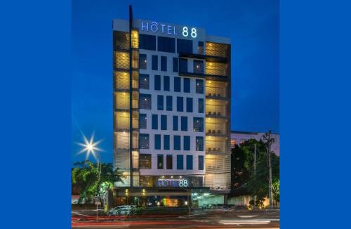 Surabaya Hotel | Hotel 88 Embong Malang Tunjungan Surabaya by WH - Breakfast with The Best View on The Highest Floor and Strategic Location in The City Center