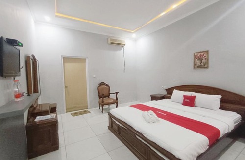 Pekalongan Hotel | Hotel Istana Syariah Pekalongan by Hello Room