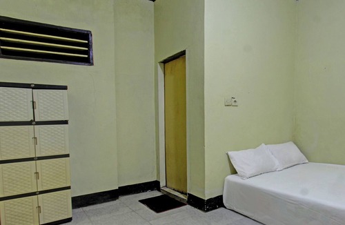 Kecamatan Janapria Hotel | Hotel O Penginapan 3 Bersaudara Near Pasar Sengkol
