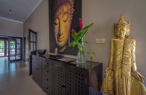 Dencarik Villa | Huge beachfront villa with direct access to the beach!