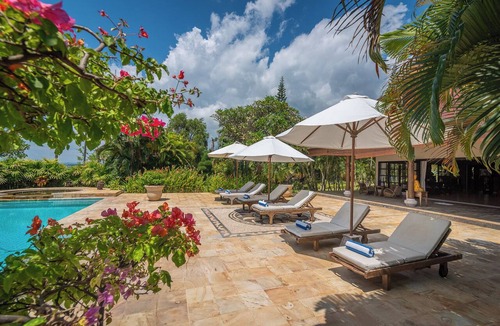 Dencarik Villa | Huge beachfront villa with direct access to the beach!