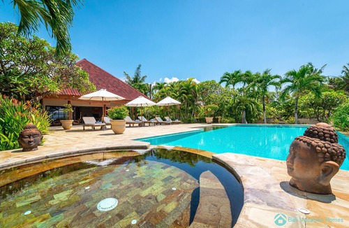 Dencarik Villa | Huge beachfront villa with direct access to the beach!