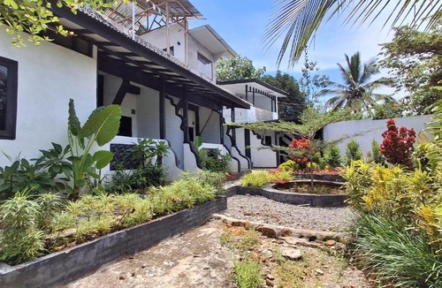 Bukit Lawang House | Jungle Edie Budget Hostel Air-Conditioned & Hot Shower "Book your jungle trekking tour with us"