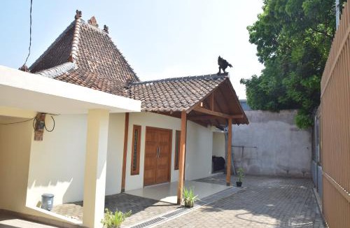 Dago House | Kerinci Hill Holiday Home, Dago Golf (for families only)