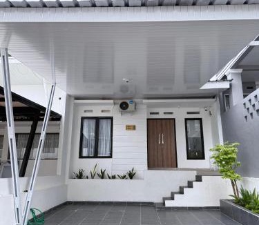 Rajabasa Villa | Kino Stay - 3 bedrooms Modern Minimalist House