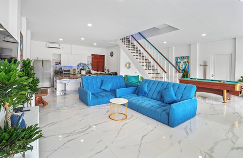 Sunset Road Villa | Large Luxury Modern Mansion Sleeps up to 50