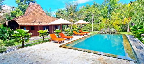 Kalisada Bed & Breakfast | Le Petit Leon's Traditional wooden house