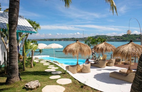 Ceningan Island Resort | Le Pirate Beach Club Nusa Ceningan - Adults Only