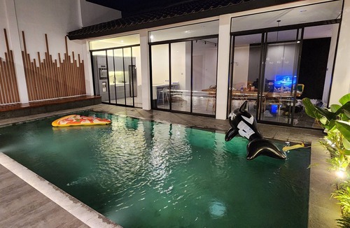 Bandung Villa | LeRoca, Villa with Pool, 15 min to Paris Van Java mall