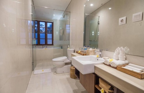 Melayang Villa | Luxurious 6-bedroom villa with WiFi, AC in charming Ubud