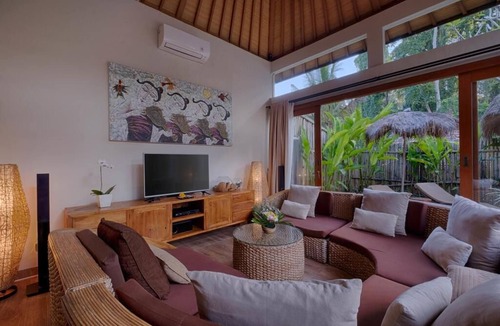 Pengosekan Villa | Luxury 2 BR Villa With Infinity Private Pool