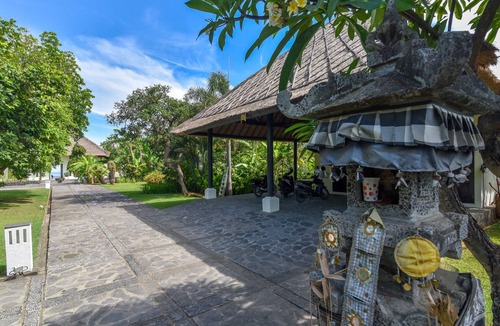 Lokapaksa Villa | Luxury Beach Front Villa with large garden, private pool, staff and free Wi-fi