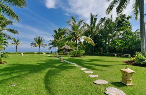 Gerokgak Villa | Luxury beach villa with 5* care by our amazing staff!