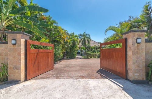Lokapaksa Villa | Luxury beach villa directly at sea, private pool, incl. Staff/Cook next Lovina