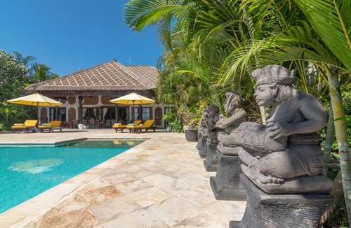 Lokapaksa Villa | Luxury beach villa directly at sea, private pool, incl. Staff/Cook next Lovina