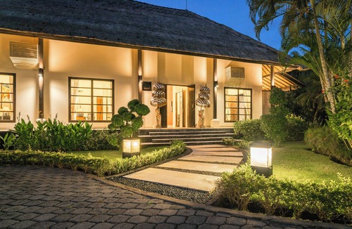 Banjartegehe Villa | Luxury Beach Villa with Infinity Pool.