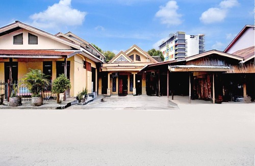 Balikpapan House | Luxury Deluxe DBL Retreat W/Free WiFi and Parking