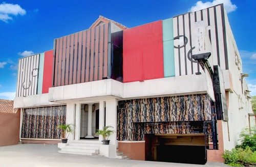 Depok House | Luxury Deluxe DBL Retreat W/Free WiFi and Parking