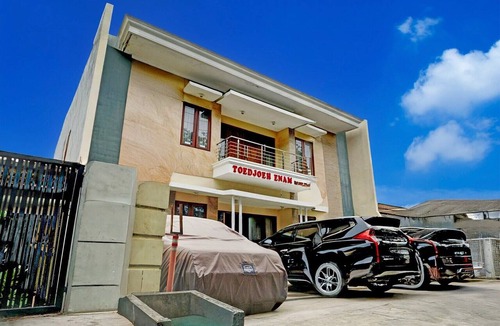 Surabaya House | Luxury Deluxe DBL Retreat W/Free WiFi and Parking