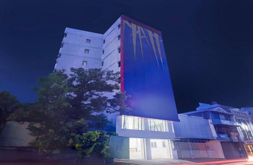 Old Jakarta House | Luxury Deluxe DBL Retreat W/Free WiFi and Parking