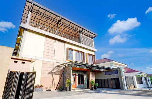 Padang House | Luxury Deluxe DBL Retreat W/Free WiFi and Parking