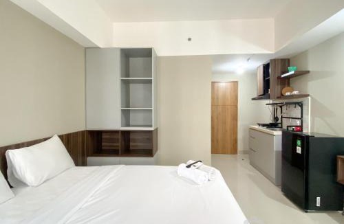 Duren Sawit Apartment | Modern Look Studio Room at Gateway Park LRT City Jatibening Apartment By Travelio