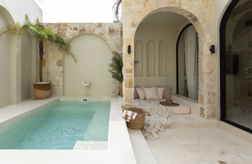 Tumbak Bayuh Villa | New Romantic Tropical Villa Sawa in Pererenan