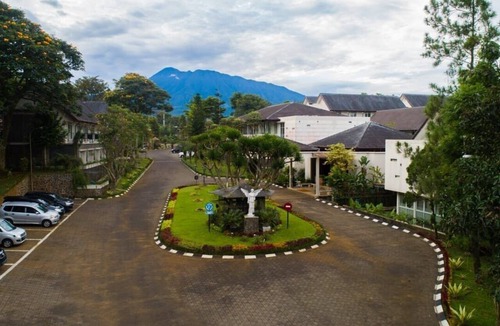 Megamendung Hotel | NITE & DAY MDC Gadog