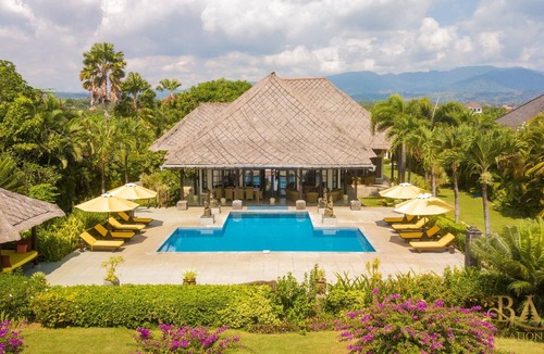 Banjartegehe Villa | Oasis of Luxury and Lush Tropical Gardens!