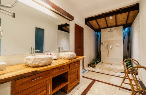 Kayu Putih Villa | Ocean and Jungle Views Soaking Bathtub Lovina