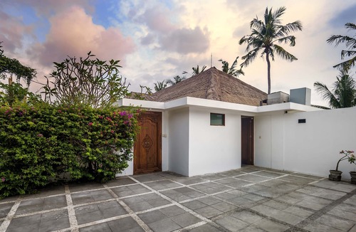 Candi Dasa Villa | On holiday in a contemporary villa feet in water at home.
