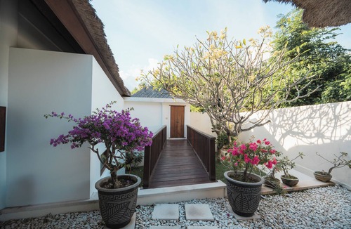 Candi Dasa Villa | On holiday in a contemporary villa feet in water at home.
