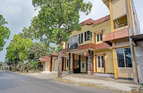 Kepanjen Hotel | OYO 3298 Bromo Guest House Family